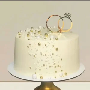 Hochzeitstortenaufleger mit goldenen Ringen